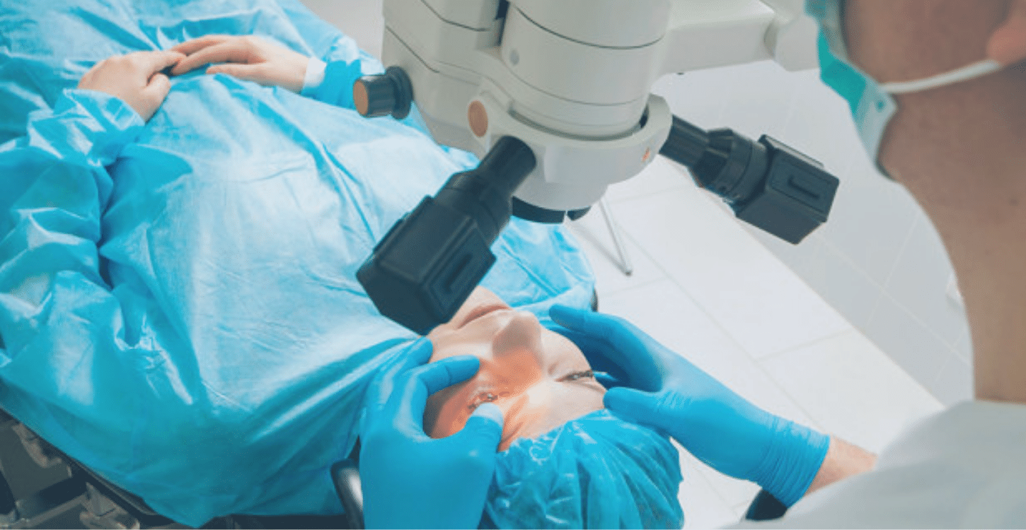 uma pessoa numa cirurgia dos olhos (presbiopia)