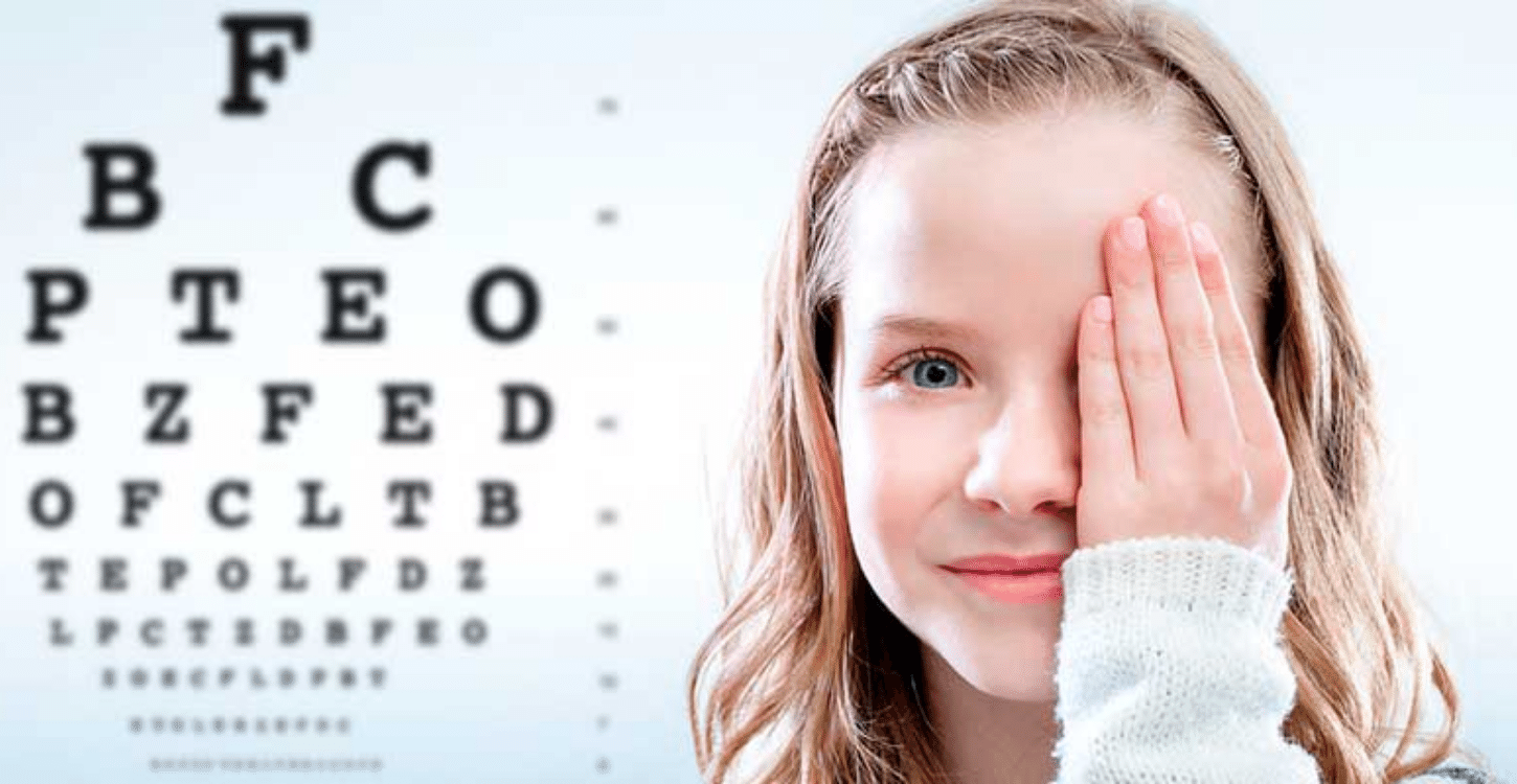 Uma criança numa consulta ao oftalmo (oftalmopediatria)