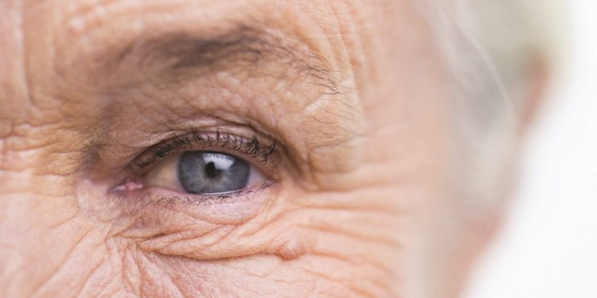 olho de uma mulher idosa